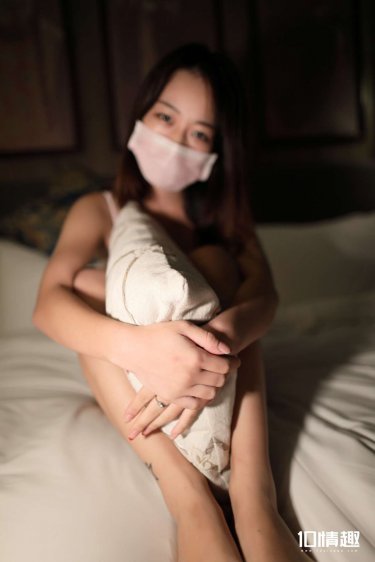 美女张开双腿让男人捅